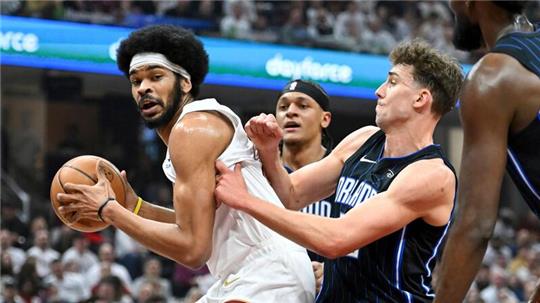 Orlandos Franz Wagner (r) verteidigt gegen Clevelands Jarrett Allen.