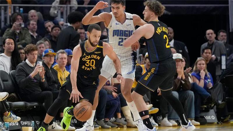 Orlandos Tristan da Silva (Mitte) sammelte gegen All-Star Stephen Curry (l.) zwei Pünktchen.