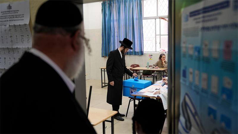 Orthodoxer Jude gibt in einem Wahllokal bei den Parlamentswahlen in Israel seine Stimme ab