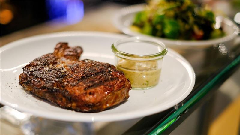 Orthorexie wird fälschlicherweise oft mit Veganismus oder Vegetarismus in Verbindung gebracht. Doch auch Menschen, die nur oder fast nur Fleisch essen, können orthorektisch sein. (Illustration)