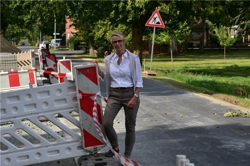 Ortsbeauftragte Dörte Meyer freut sich über die neue Straße als Verbindung der Ortsteile. Foto: Beneke