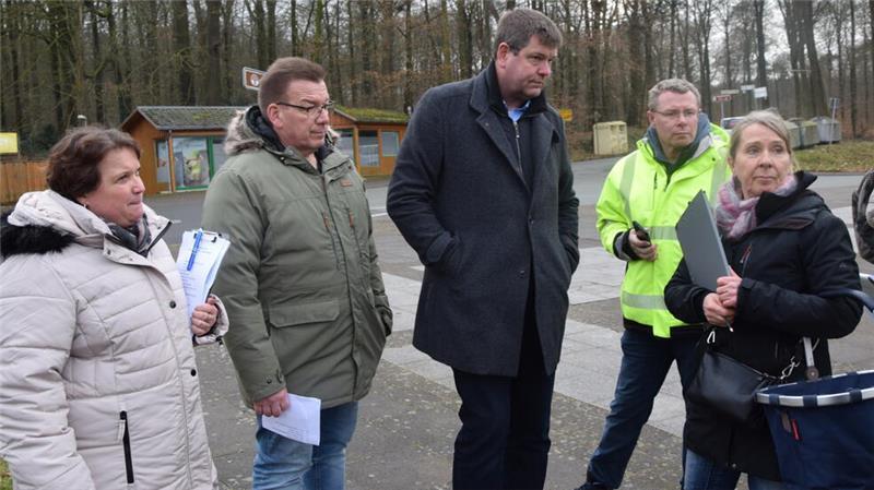 Ärger um Spurrillen auf der B73: Ortsbürgermeisterin verlangt Antwort Ortsbegehung 2025 in Neukloster: Ortsbürgermeisterin Anja Heckert (von links) und die Ortsratsmitglieder Kai Dührkop (SPD) und Marcus Schulz (CDU) sprechen mit Mitarbeitern der Buxtehuder Stadtverwaltung.