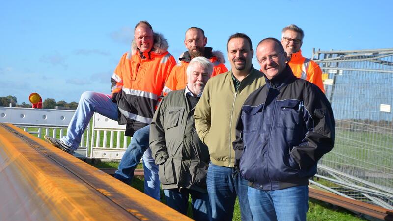 Ortsbesichtigung an der Baustelle am Landernweg (von links): Bauleiter Lars Gerdes, Polier Jann Warfsmann, Bernd von Essen und Christoph von Schassen vom Schleusenverband Assel und Bützfleth sowie Robert Nicolai (UHV) und Guido Majehrke vom Planungsbüro Sweco in Stade.