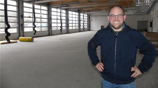 Ortsbrandmeister Gerrit Witt freut sich auf die Eröffnung. Im Bild die neue Fahrzeughalle.