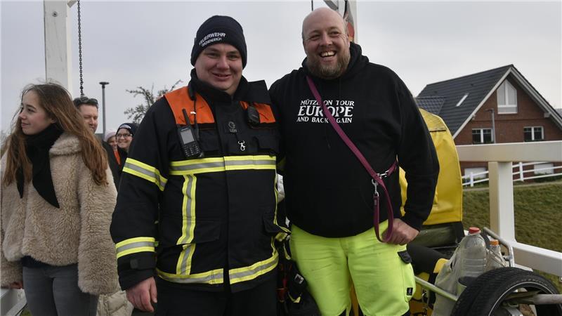 Ortsbrandmeister Jan Gruhn ist froh, dass sein Feuerwehrkamerad Karsten wieder da ist.