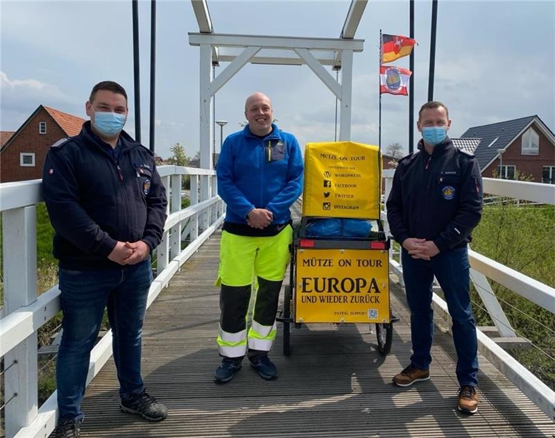 Ortsbrandmeister Jan Gruhn (links) und sein Stellvertreter Felix Heinrich verabschieden Karsten Rinck („Mütze“) auf der Hogendiek-Brücke.