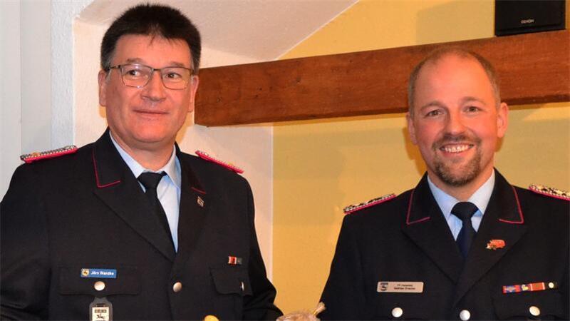 Ortsbrandmeister Matthias Strasdas (rechts) hat mit Marcus Hinrichs inzwischen einen neuen Stellvertreter. Jörn Wandke wurde nach zwölf Jahren aus dem Amt verabschiedet.