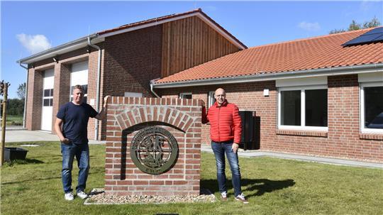 Ortsbrandmeister Sven Möller und Bauamtsleiter Ernst Hülsen vor dem neuen Gerätehaus.