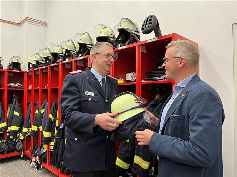 Politiker loben Engagement der Feuerwehr bei Gerätehaus-Erweiterung in Agathenburg Ortsbrandmeister Thorsten Leonhard führt den Samtgemeindebürgermeister Knut Willenbockel durch den Anbau in Agathenburg. Foto Vasel