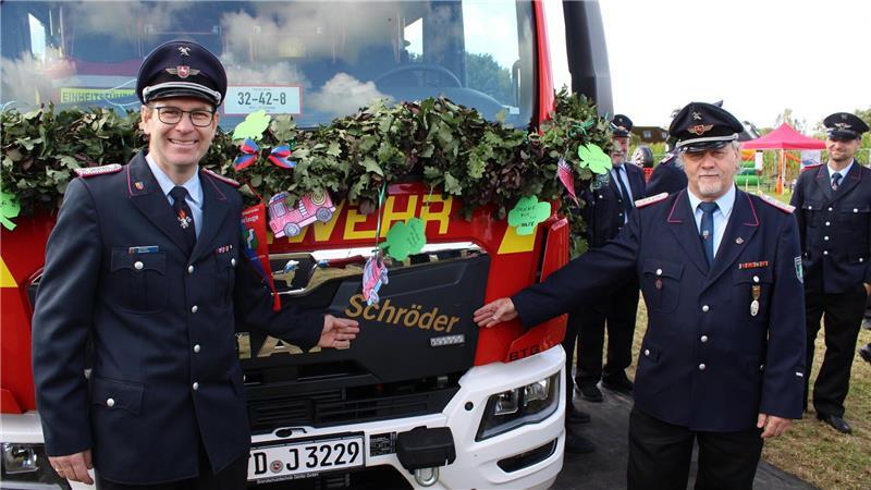 Ortsbrandmeister Torsten Bluschke mit Stellvertreter Torsten Ropers beim 100-jährigen Jubiläum der Schwinger Ortswehr 2024.