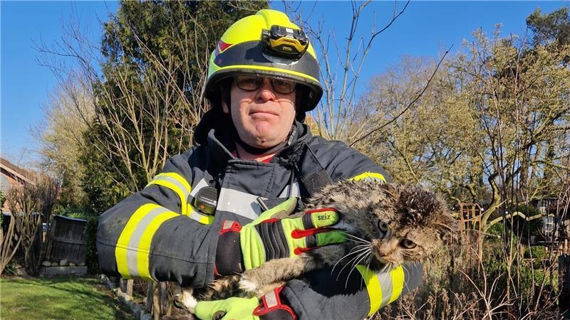 Ortsbrandmeister Torsten Bluschke mit der geretteten Katze.