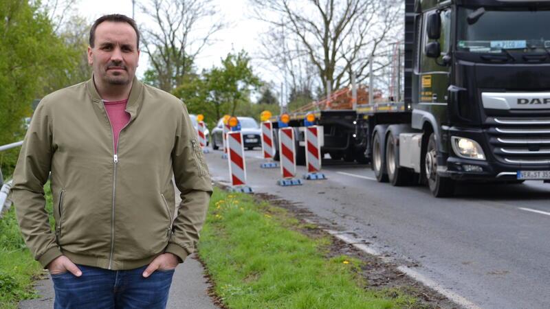 Ortsbürgermeister Christoph von Schassen fürchtet, dass der Bau einer neuen Brücke zu lange dauern wird.