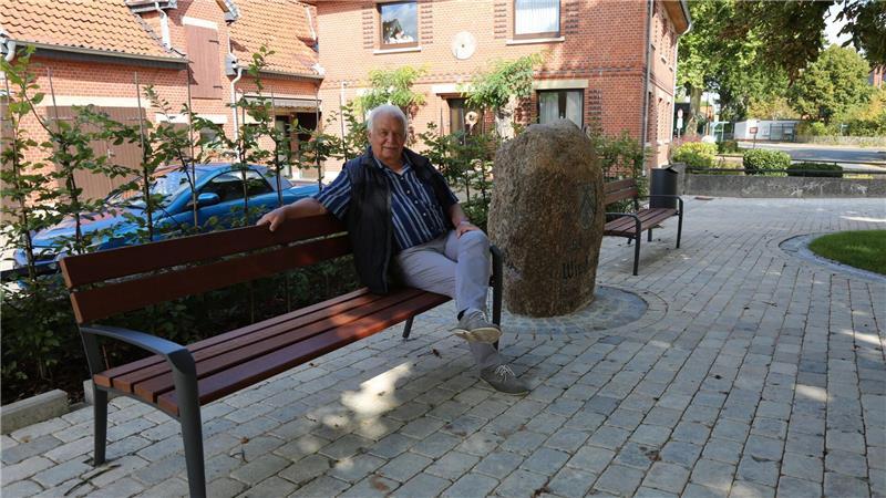 Drei Zentimeter bringen Dorfplatz-Umgestaltung ins Wanken Ortsbürgermeister Günter Meyer hat nun auf den Bänken eine 47 Zentimeter tiefe Sitzfläche.