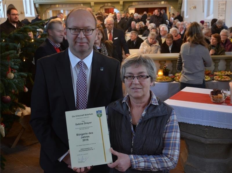 Ortsbürgermeister Sönke Hartlef ernannte in der Kirche Sabine Dreyer zur Bürgerin des Jahrs 2016. Foto Strüning