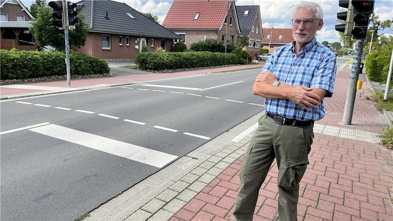Ortsvorsteher Heinrich Bröhan (CDU) an der Dammhauser Straße. Er hatte sich für eine vernünftige Sanierung der Straße starkgemacht.