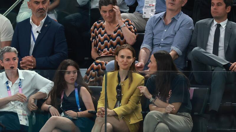 Team-Gold: Turnstar Biles begeistert bei fünftem Olympiasieg Oscar-Gewinnerin Natalie Portman sitzt in der Arena Bercy.