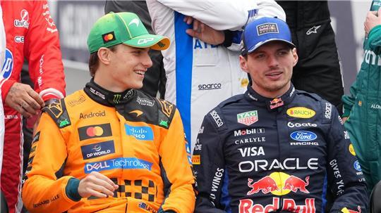 Oscar Piastri (l) hatte beim Gruppenfoto noch gut lachen.