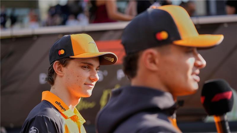 Oscar Piastri (l.) wird den Teamkollegen und Weltmeister Lando Norris 2026 schlagen wollen. 