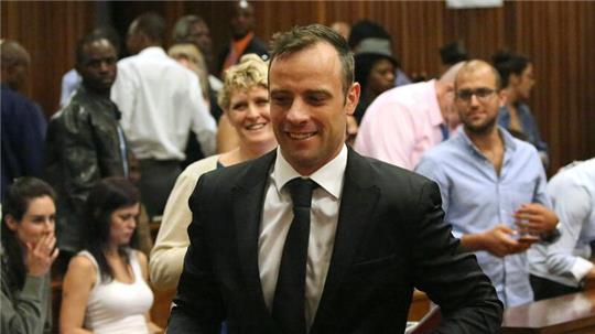 Oscar Pistorius (M) verlässt einen Gerichtssaal des Obersten Gerichtshofs (2015).
