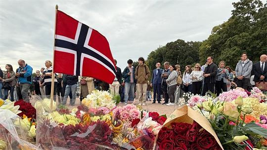 Oslo: Blumenmeer vor dem Königlichen Schloss – Norwegen trauert um König Harald V.