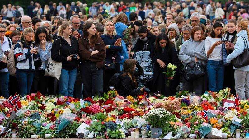 Oslo: Menschen gedenken König Harald V. nach Bekanntgabe seines Todes am Freitagmorgen