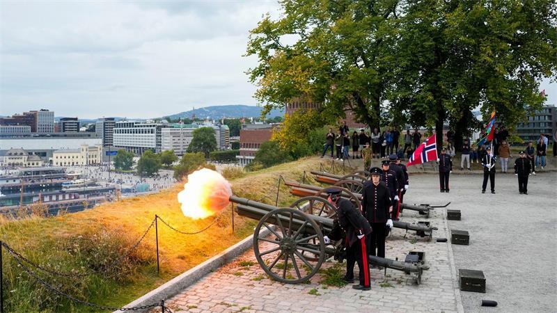 Oslo: Trauergruß von Akershus – 21 Schüsse zu Ehren des verstorbenen Königs Harald V.