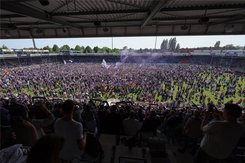 Osnabrücks Fans feiern den Aufstieg in die 2. Bundesliga nach Spielende. Foto: Friso Gentsch/dpa