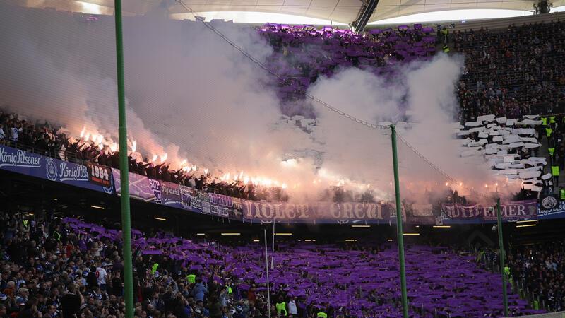 Osnabrücks Fans feiern im Volksparkstadion vor dem Spiel.