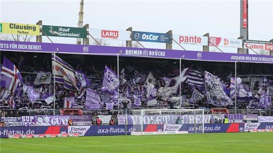 Osnabrücks Fans schwenken ihre Fahnen.