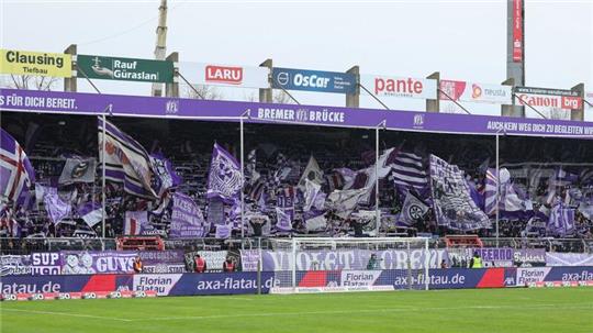 Osnabrücks Fans schwenken ihre Fahnen. Der VfL zieht gegen die Strafe wegen Franprotesten vor das DFB-Bundesgericht.