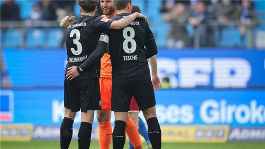 Osnabrücks Florian Kleinhansl (l-r), Torwart Philipp Kühn und Robert Tesche freuen sich nach dem Spiel.