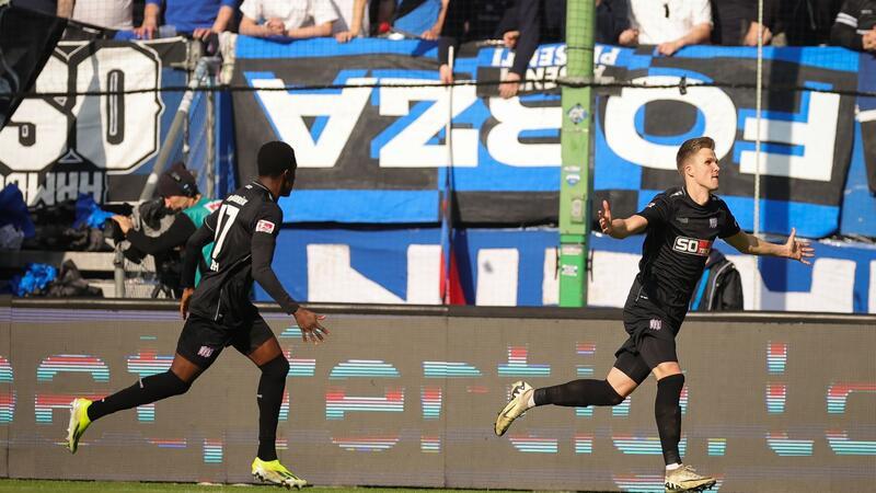 HSV verliert in Überzahl gegen Schlusslicht Osnabrück Osnabrücks Lukas Kunze (r) jubelt nach seinem Treffer zur 1:0-Führung in Hamburg.