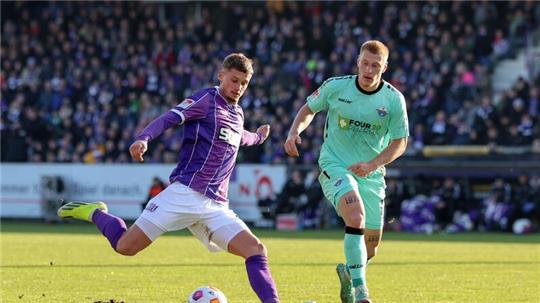 Osnabrücks Michael Cuisance (l) im Kampf um den Ball mit Paderborns Laurin Curda (r).