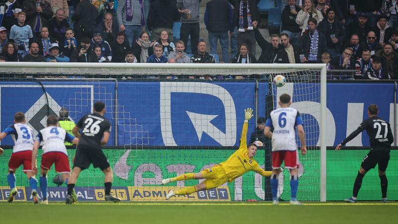 Osnabrücks Michael Cuisance (r) trifft mit einem Elfmeter zum 1:2 gegen Hamburgs Torwart Matheo Raab.