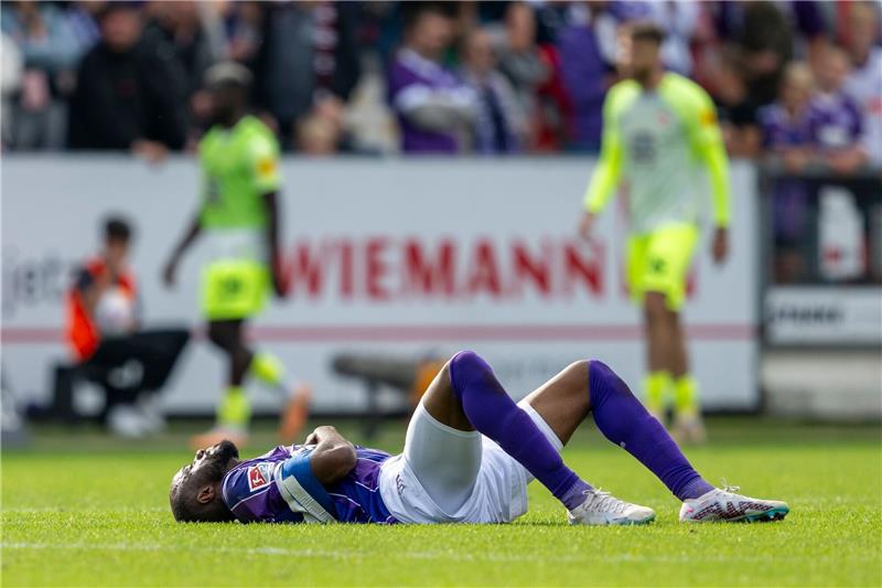 Diakhite fehlt Osnabrück verletzt Osnabrücks Oumar Diakhite liegt nach dem Schlusspfiff auf dem Rasen.