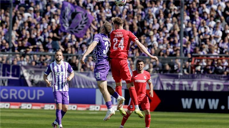 Osnabrücks Patrick Kammerbauer (l) und Verls Michel Stöcker im Kopfballduell.