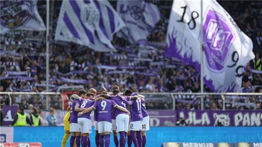 Osnabrücks Team steht zusammen vor Spielbeginn.