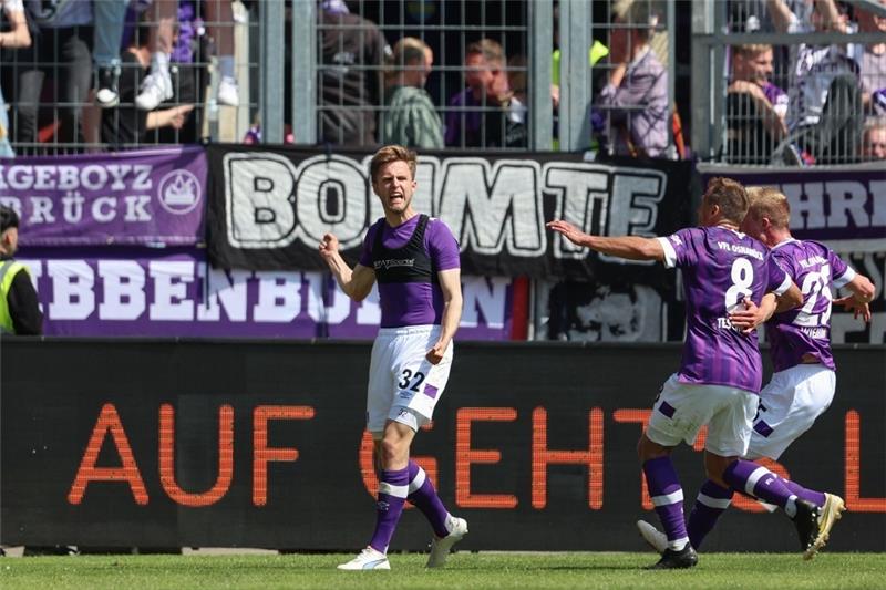 Osnabrücks Torschütze Jannes Wulff (links) feiert seinen entscheidenden Treffer zum 2:1 und zum Aufstieg in die 2. Bundesliga mit Robert Tesche und Niklas Wiemann (rechts). Foto: Friso Gentsch/dpa