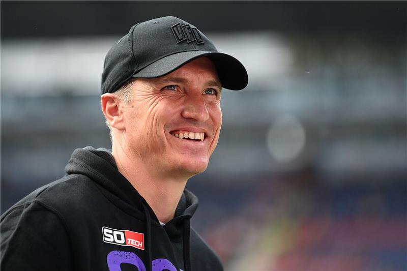 Warum Schweinsteiger sich und HSV-Mann Walter als „Alphatiere” sieht Osnabrücks Trainer Tobias Schweinsteiger bei einem Spiel im Stadion.