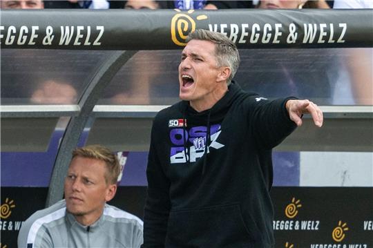 Osnabrücks Trainer Tobias Schweinsteiger gibt Anweisungen.