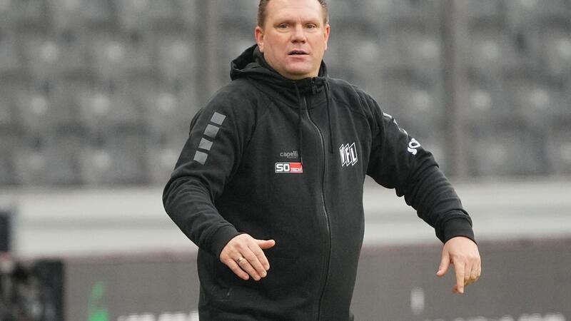 2:2 - VfL Osnabrück erkämpft Remis bei Spiel gegen Enschede Osnabrücks Trainer Uwe Koschinat gibt von der Seitenlinie Anweisungen.