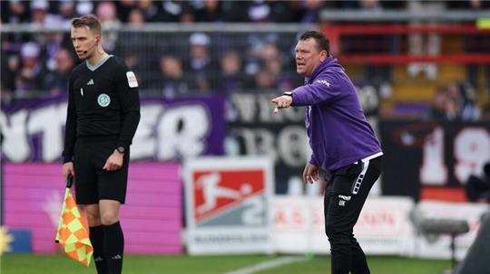 Osnabrücks Trainer Uwe Koschinat steht an der Seitenlinie.
