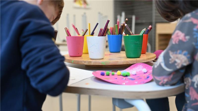 Ostdeutschland schneidet laut einer Studie bei der Kita-Fachkräftequote besser ab als die westdeutschen Bundesländer. (Archivbild)