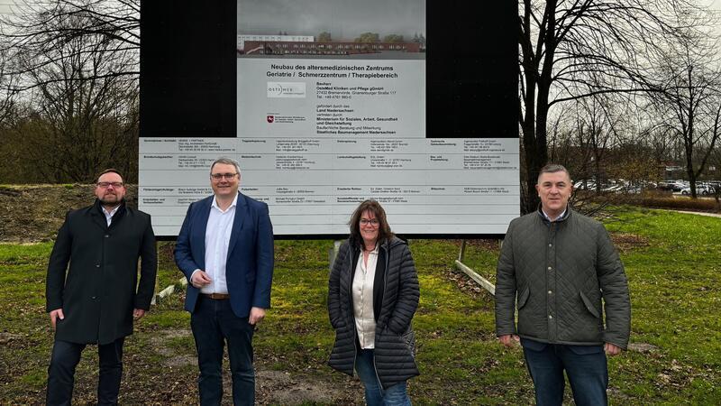 OsteMed-Geschäftsführer Rainer Röhrs (von links) Landrat Marco Prietz, Pflegedirektorin Dagmar Michaelis und Elbe Kliniken-Geschäftsführer Siegfried Ristau vor dem Bauschild an der Gnarrenbuger Straße in Bremervörde.