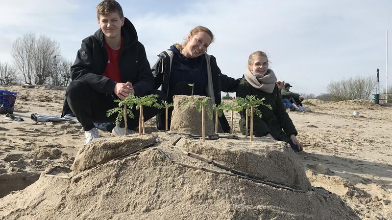 Kirche, Strand und Dampflok: So bunt war das Osterfest im Kreis Stade Osterausflug: Auf Krautsand entstand diese fantasievoll gestaltete Sandburg.