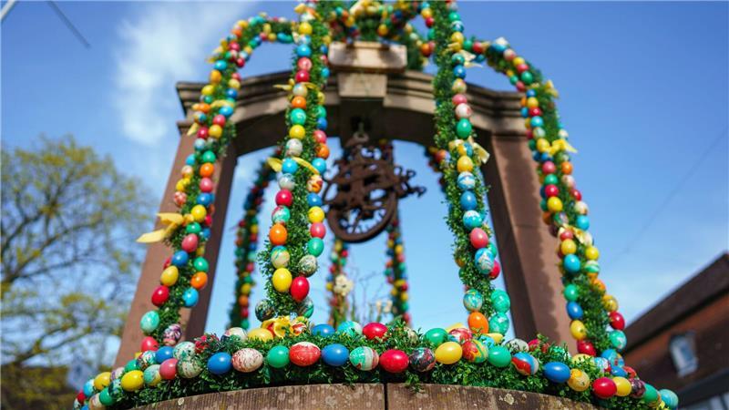 Osterbrunnen gehören in einigen Regionen Bayerns zu den Bräuchen rund ums Fest. (Archivbild)