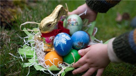 Ostereier lassen sich nach der Vorhersage des Deutschen Wetterdiensts im Trockenen suchen.