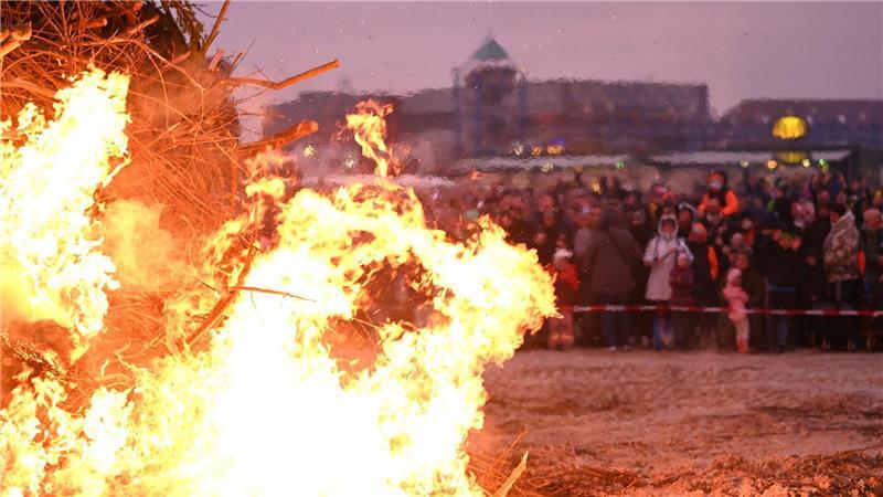 Osterfeuer am niedersächsischen Strand sollen auch an diesem Wochenende wieder zahlreiche Zuschauer anlocken. (Archivbild)