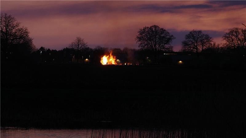 Osterfeuer aus der Ferne am Karsamstag in Riensförde bei perfektem Abendhimmel.