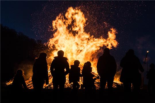 Osterfeuer dürfen nur abgebrannt werden, wenn bestimmte Auflagen eingehalten werden. Foto: picture alliance / Boris Roessler/dpa